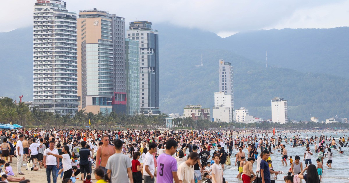 Biển Đà Nẵng ken đặc người chiều 30.4, lực lượng cứu hộ túc trực liên tục