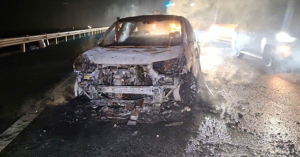 Cháy xe ô tô trên cao tốc TP.HCM - Trung Lương