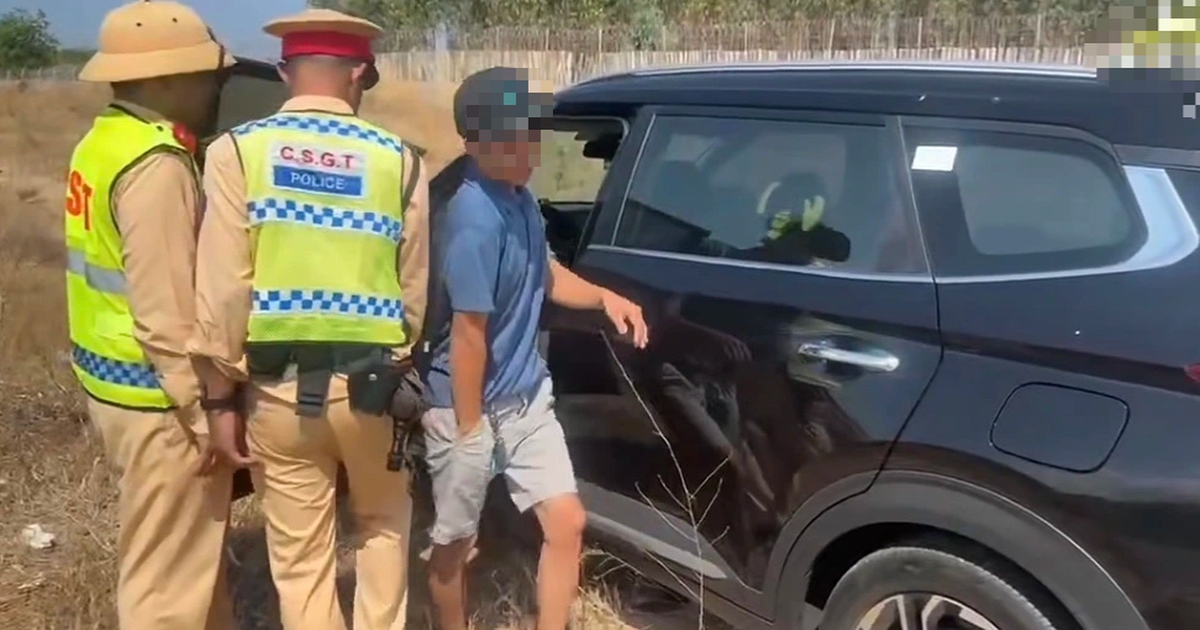 CSGT hỗ trợ tài xế buồn ngủ trên cao tốc dịp nghỉ lễ 30.4 - 1.5