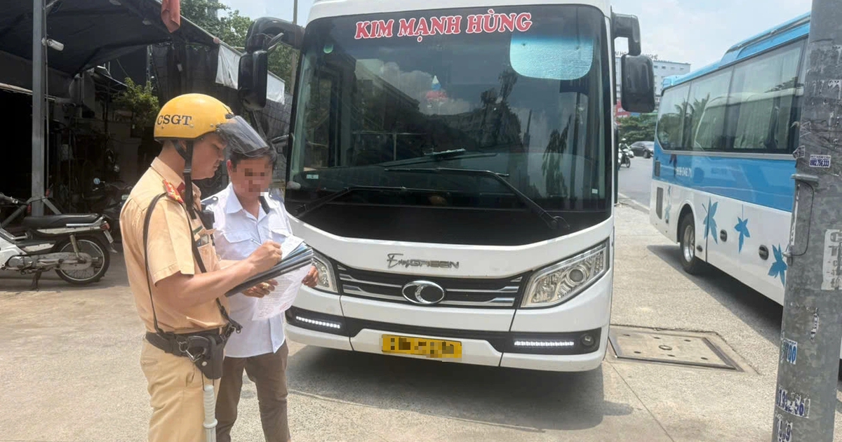 CSGT TP.HCM xử lý nhiều xe khách đón trả sai quy định dịp lễ