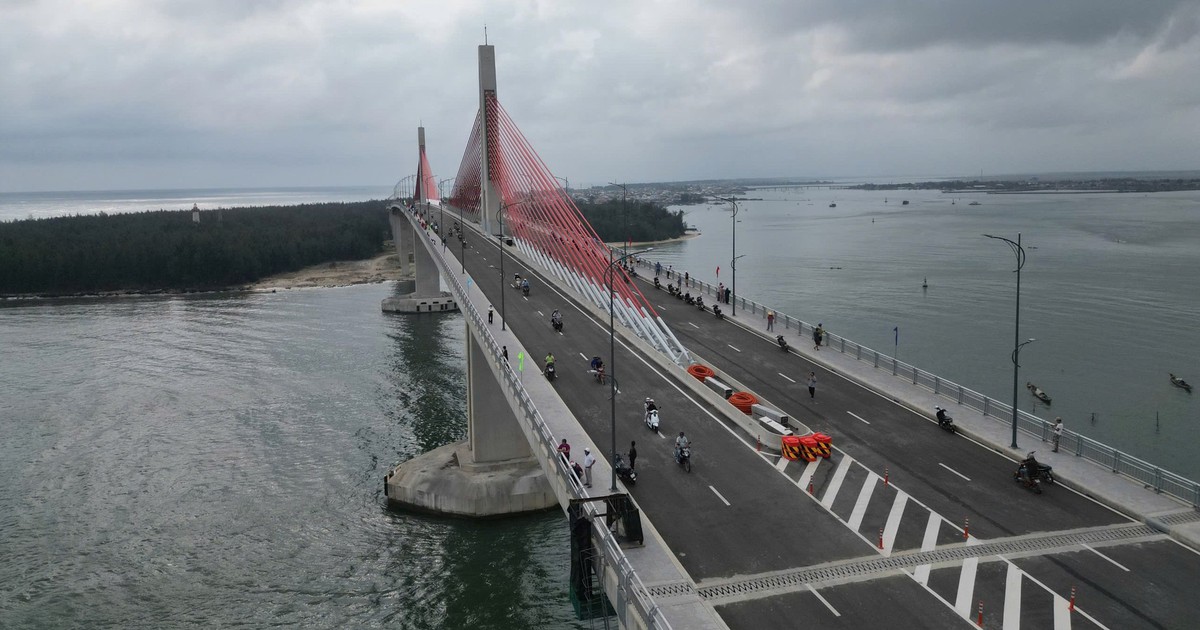 Cầu vượt cửa biển dài nhất miền Trung chính thức thông xe