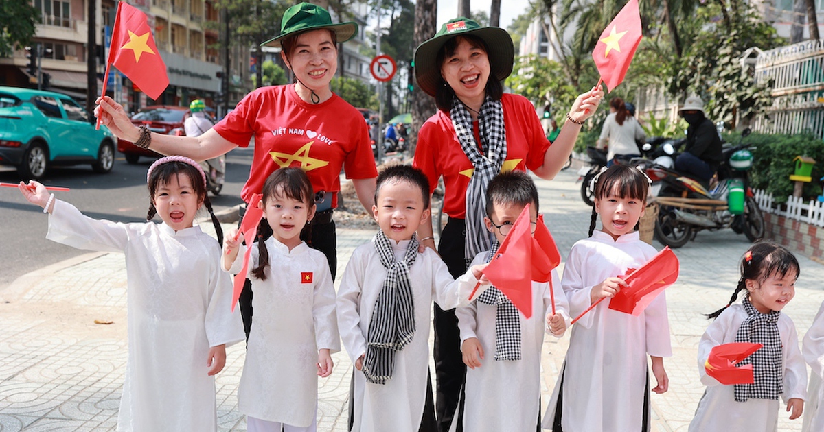 Rực rỡ cờ hoa mừng ngày 30.4, kỷ niệm 51 năm đất nước thống nhất