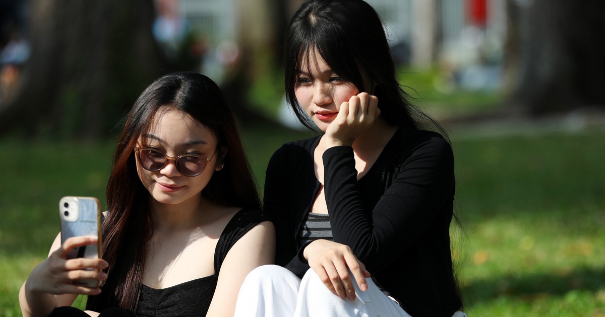 Nghỉ lễ 30.4, nhiều người chọn cà phê bệt ở công viên 30 Tháng 4 để... chill