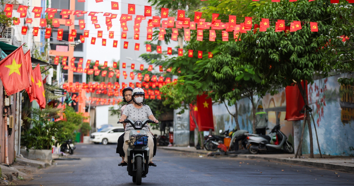 Đường phố TP.HCM rực sắc cờ hoa ngày đầu kỳ nghỉ lễ 30.4 - 1.5