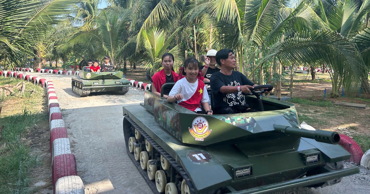 Dịch vụ lái xe tăng mini 'hút' người trẻ dịp 30.4 - 1.5