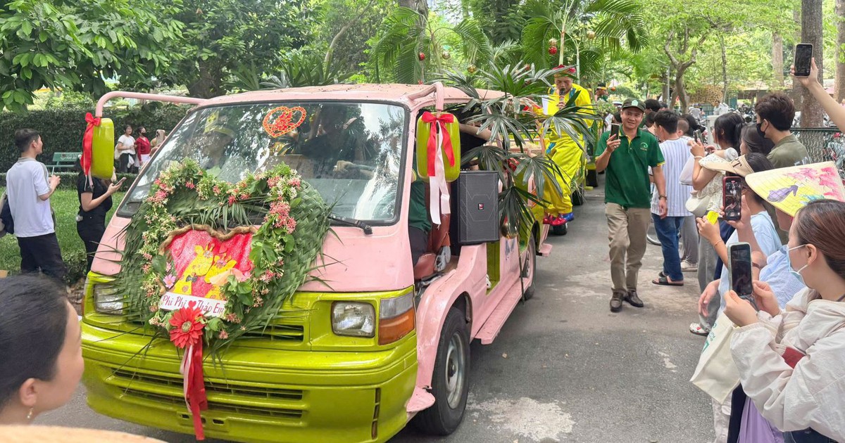 Khách du lịch đổ về Thảo Cầm Viên dự 'đám cưới hươu cao cổ'