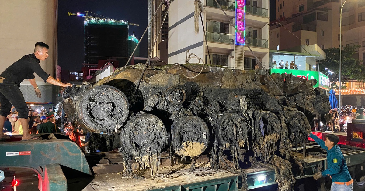 Phát hiện các mẩu xương khi trục vớt xác xe tăng tại bãi biển Quy Nhơn