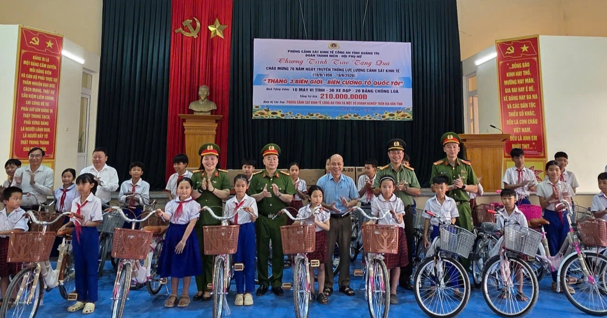 Trao tặng xe đạp, máy tính cho học sinh vùng biên giới Quảng Trị