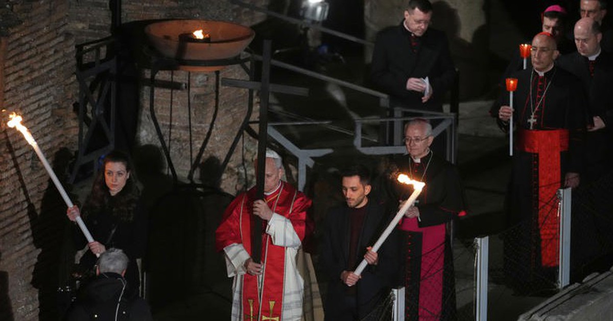 Giáo hoàng Leo nối lại truyền thống vác thánh giá trong lễ rước Thứ sáu Tuần Thánh