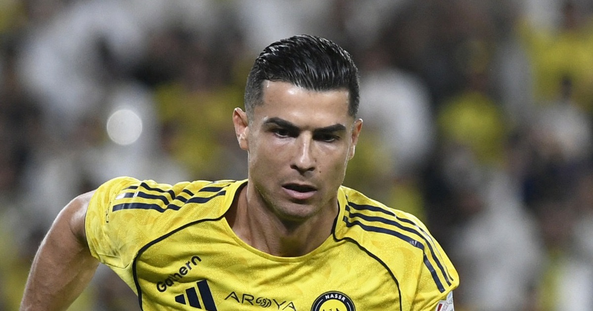 Ronaldo lập cú đúp ngày trở lại, gần chạm kỷ lục bàn thắng: Tiếp tục bỏ xa Messi