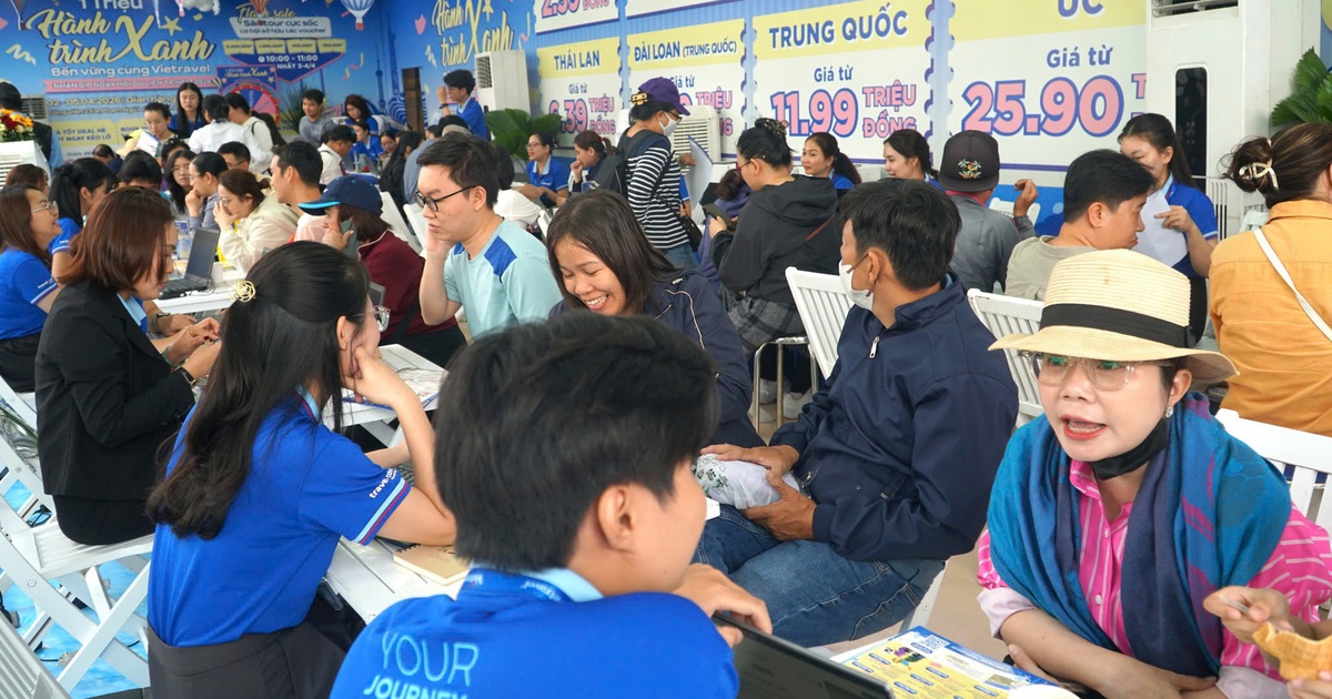 Du khách đội nắng 'chốt' tour hè