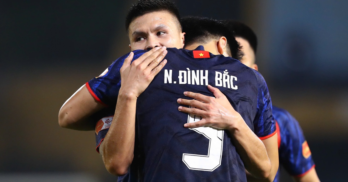 Đình Bắc ghi bàn trở lại ở V-League, HLV Kim Sang-sik và ông Polking cùng mừng lớn