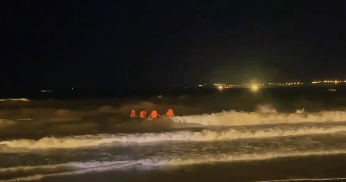 T&igrave;m kiếm nam sinh mất t&iacute;ch tại b&atilde;i biển Quy Nhơn