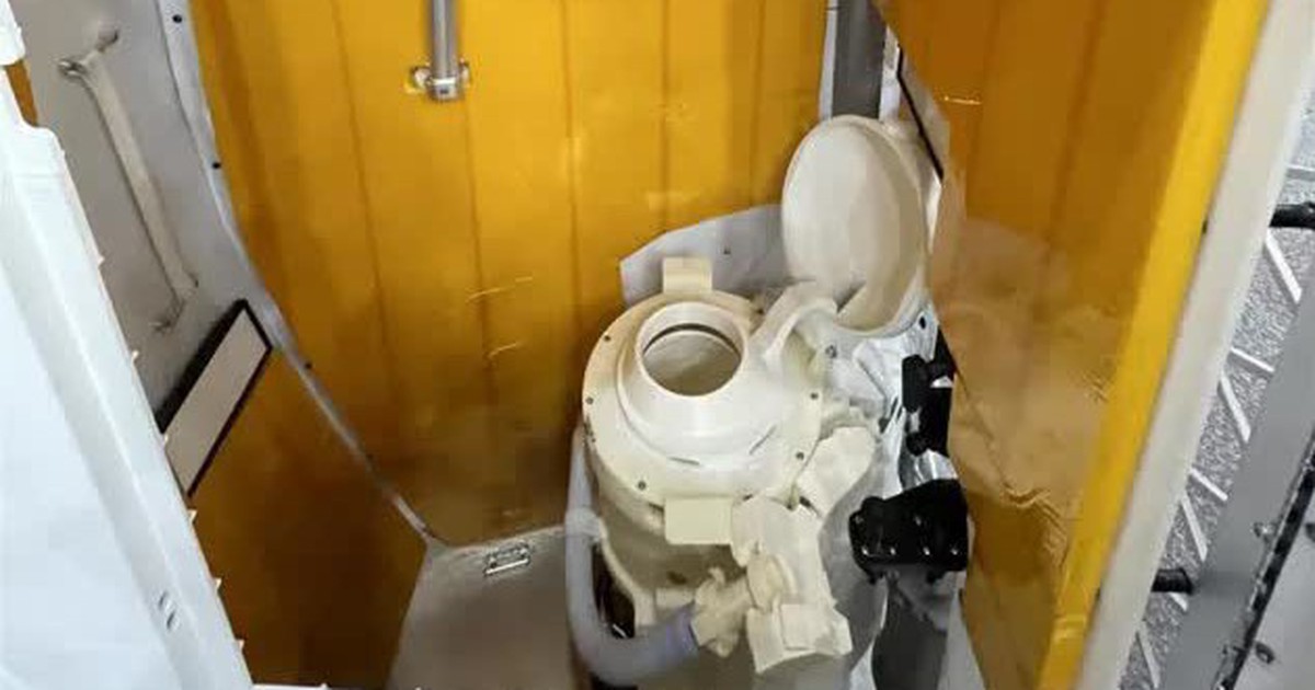 Bồn cầu lại bị tắc, phi h&agrave;nh gia NASA b&aacute;o c&oacute; m&ugrave;i tr&ecirc;n t&agrave;u