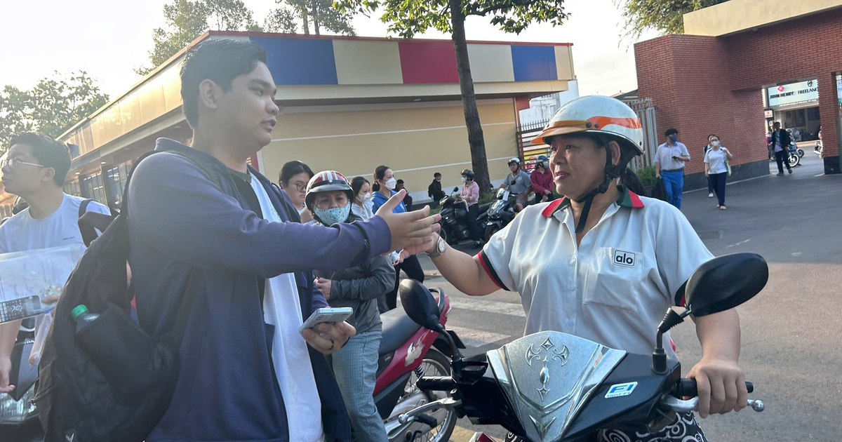 Chở con đi thi đánh giá năng lực từ tờ mờ sáng