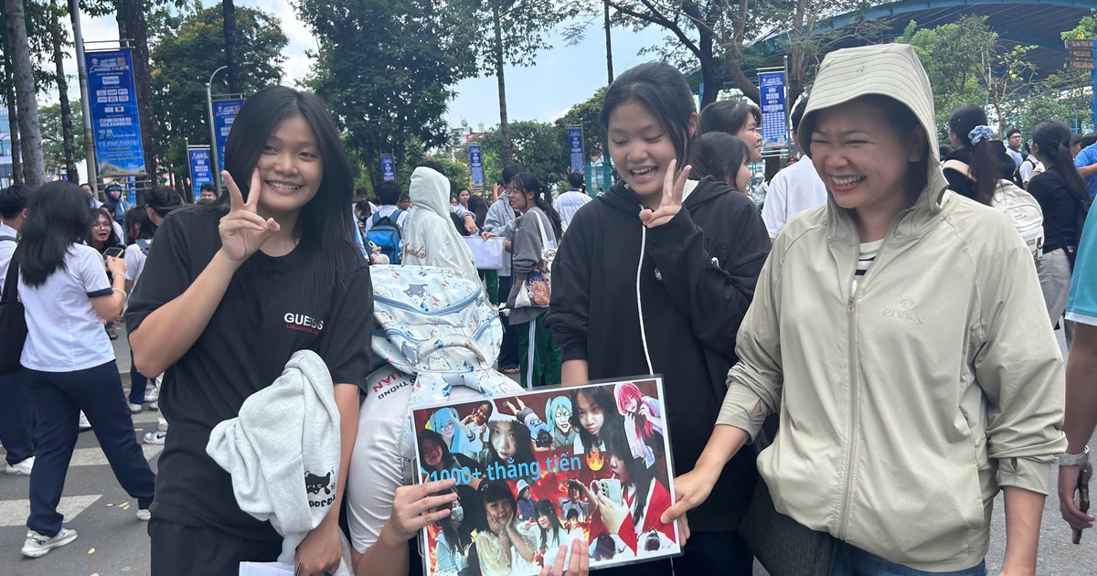 Cặp song sinh bí mật làm một chuyện sau kỳ thi, khiến cả điểm thi ngoái nhìn