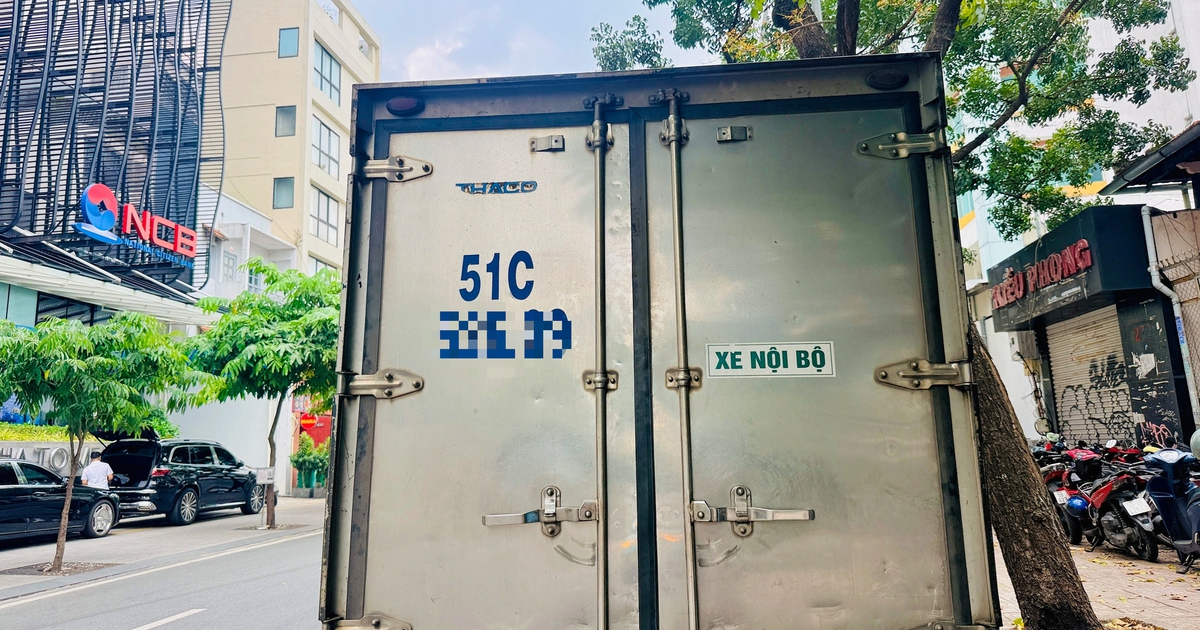 Rộ tr&agrave;o lưu d&aacute;n tem 'xe nội bộ': Quy định hiện nay thế n&agrave;o?