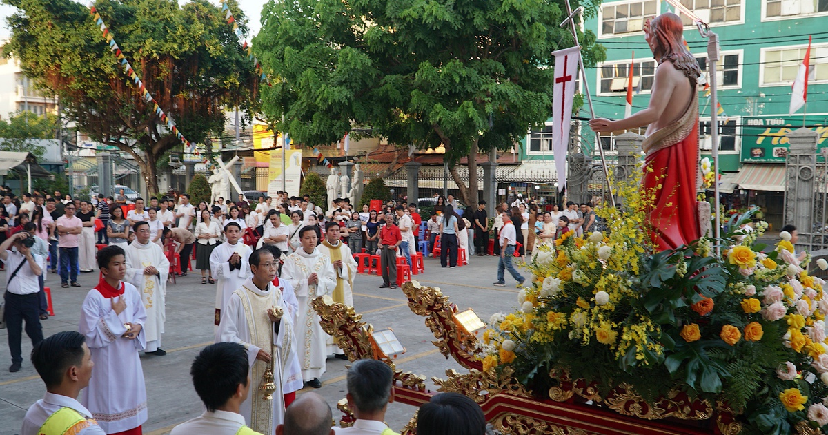 Hàng ngàn giáo dân ở TP.HCM trang nghiêm trong đại lễ Phục sinh