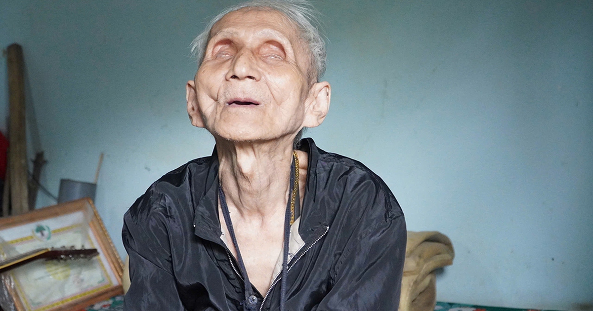 Cụ ông mù lòa sống vất vả một mình