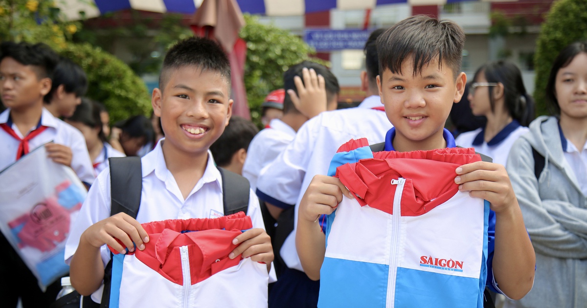 Hoàng Đức thông qua 'Áo ấm đến trường' tiếp sức học sinh nghèo hiếu học