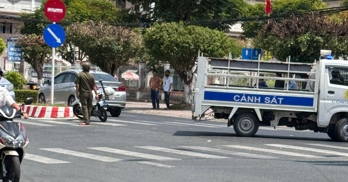 Triệu tập 2 người chặn xe, đập k&iacute;nh chắn gi&oacute; giữa đường ở Vĩnh Long