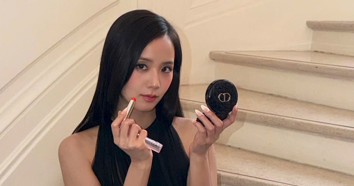 Jisoo (BlackPink) 'chơi lớn', tặng túi Dior cho nhân viên