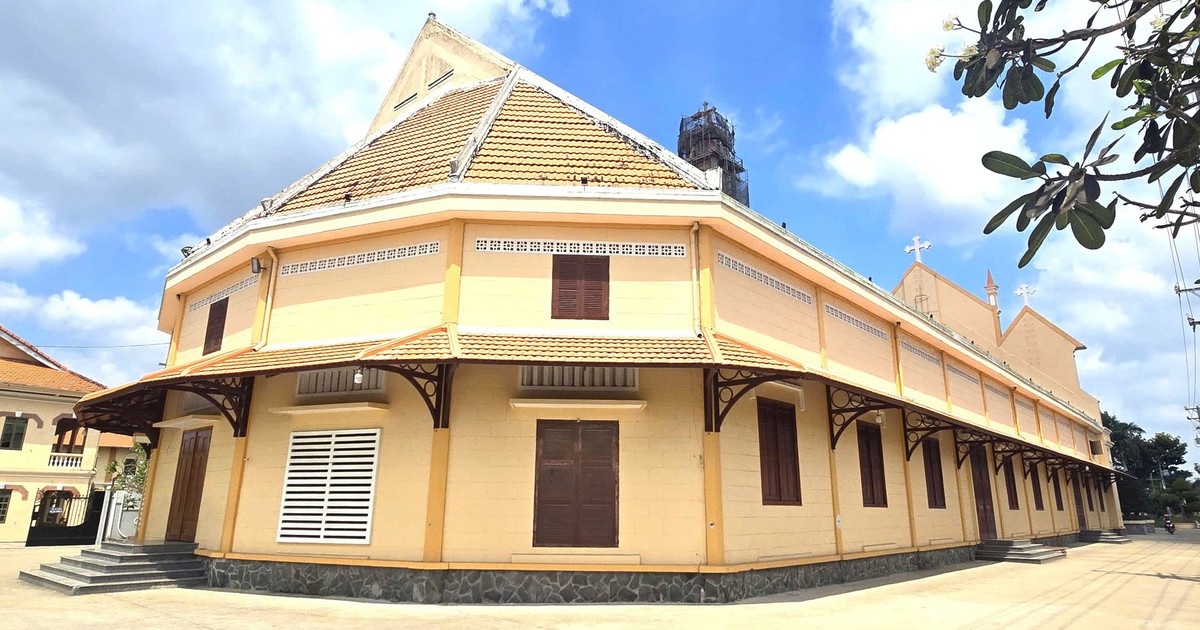 Những nhà thờ độc đáo: Kỳ bí tháp chuông 800 tấn ở nhà thờ Cái Mơn