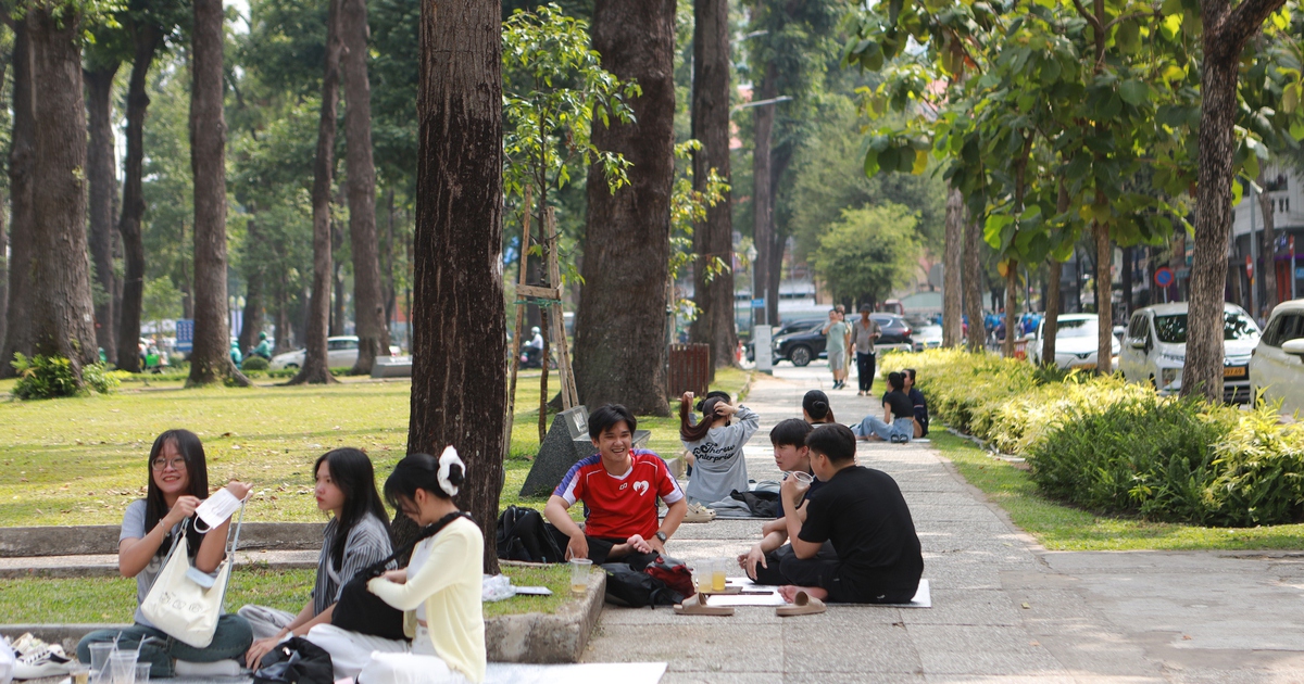 C&ocirc;ng vi&ecirc;n TP.HCM cao điểm nắng n&oacute;ng: Người d&acirc;n đi picnic, trải bạt dưới b&oacute;ng c&acirc;y 'giải nhiệt'