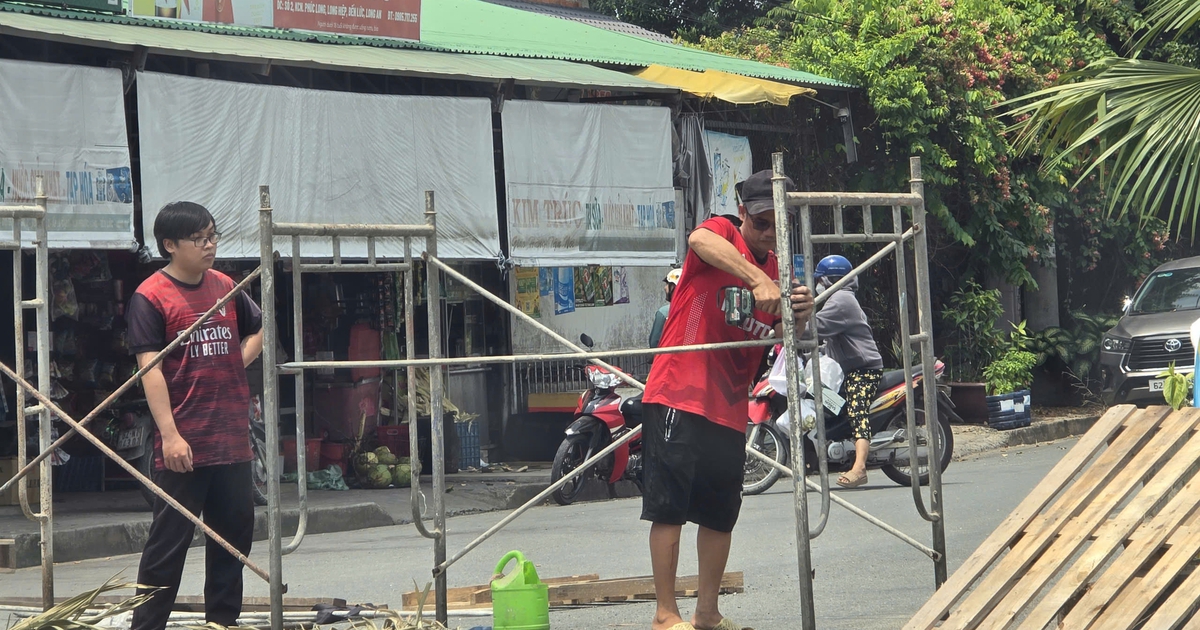 Người d&acirc;n r&agrave;o đường v&agrave;o khu d&acirc;n cư Ph&uacute;c Long ở T&acirc;y Ninh