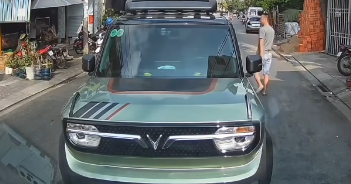 T&agrave;i xế &ocirc; t&ocirc; con đi kh&ocirc;ng đ&uacute;ng l&agrave;n đường c&ograve;n chửi bới, dọa đ&aacute;nh người