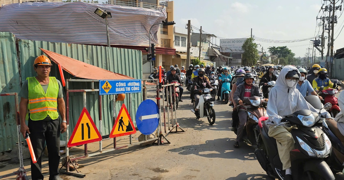 Đ&oacute;ng dải ph&acirc;n c&aacute;ch đường Trường Chinh: CSGT hướng dẫn lộ tr&igrave;nh tr&aacute;nh kẹt xe