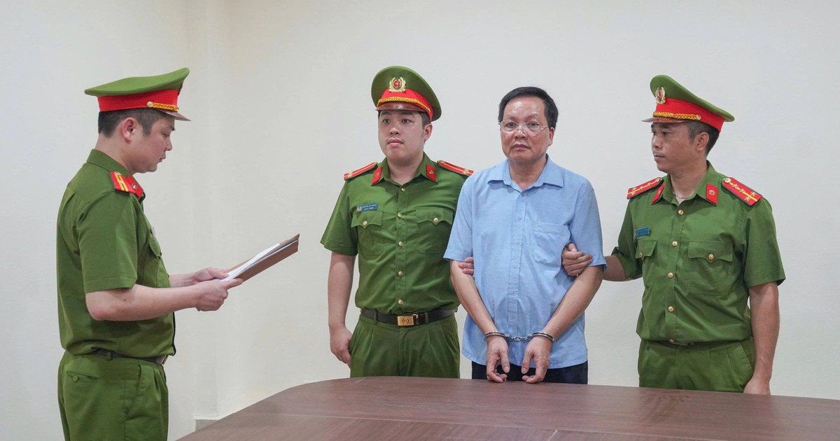 Bắt gi&aacute;m đốc v&agrave; hiệu trưởng 'ăn chặn' tiền trợ cấp của trẻ em, người t&acirc;m thần