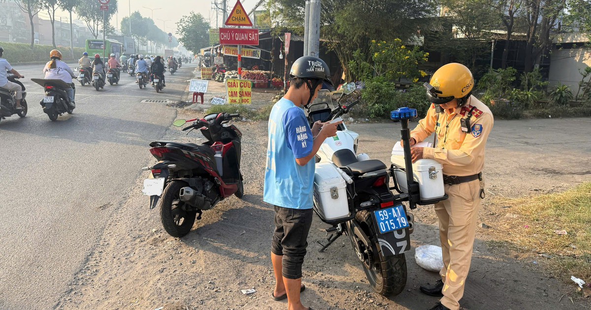 Xe máy vào làn ô tô để đi nhanh hơn: CSGT TP.HCM xử lý hàng chục trường hợp