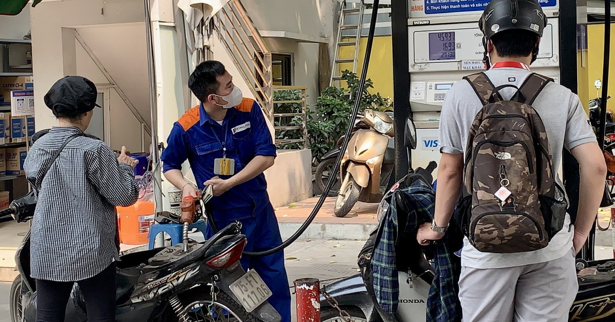 Giá xăng dầu giảm mạnh, dầu diesel giảm gần 10.000 đồng/lít