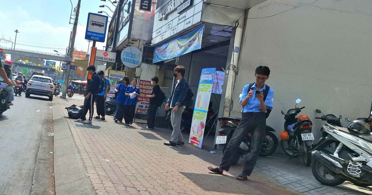 Hành khách phải đứng ngoài nắng chờ xe buýt