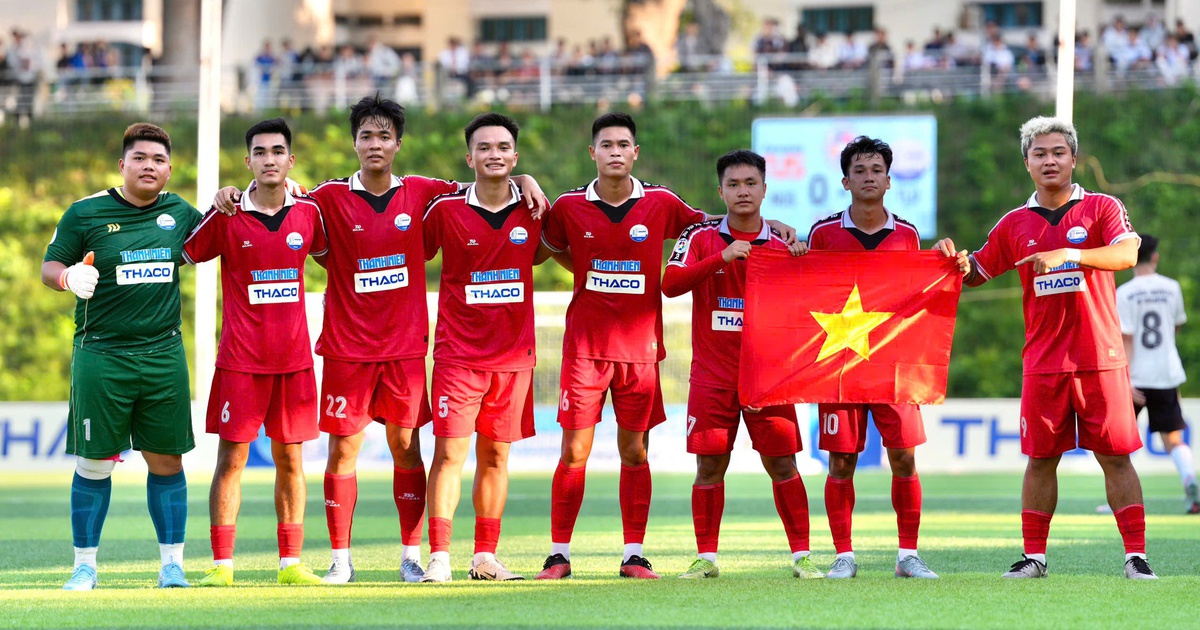 Đội bóng Trường ĐH Thủy lợi nhận thưởng hơn 1 tỉ đồng, cầu thủ đón 'mưa' học bổng