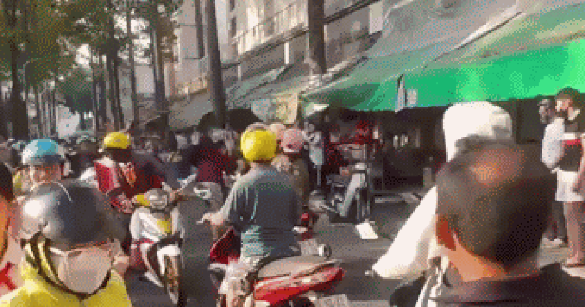 TP.HCM: Xác minh nhóm người dùng ghế, đá hỗn chiến trước cổng trường giờ tan học