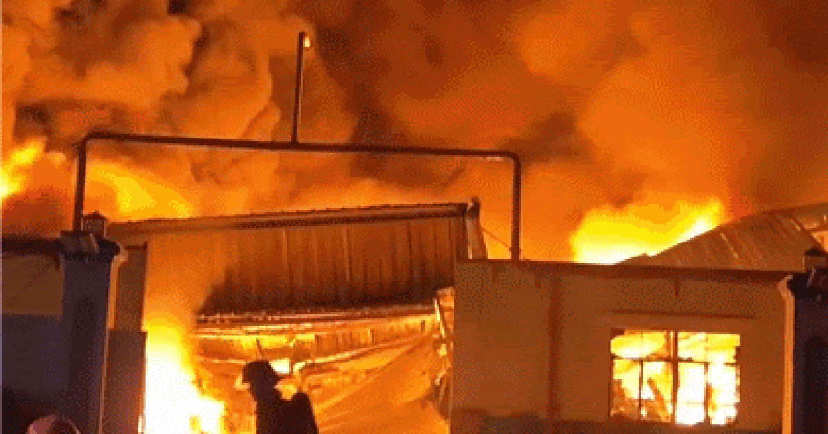 Ch&aacute;y lớn c&ocirc;ng ty sơn ở TP.HCM, lửa b&ugrave;ng dữ dội k&egrave;m nhiều tiếng nổ