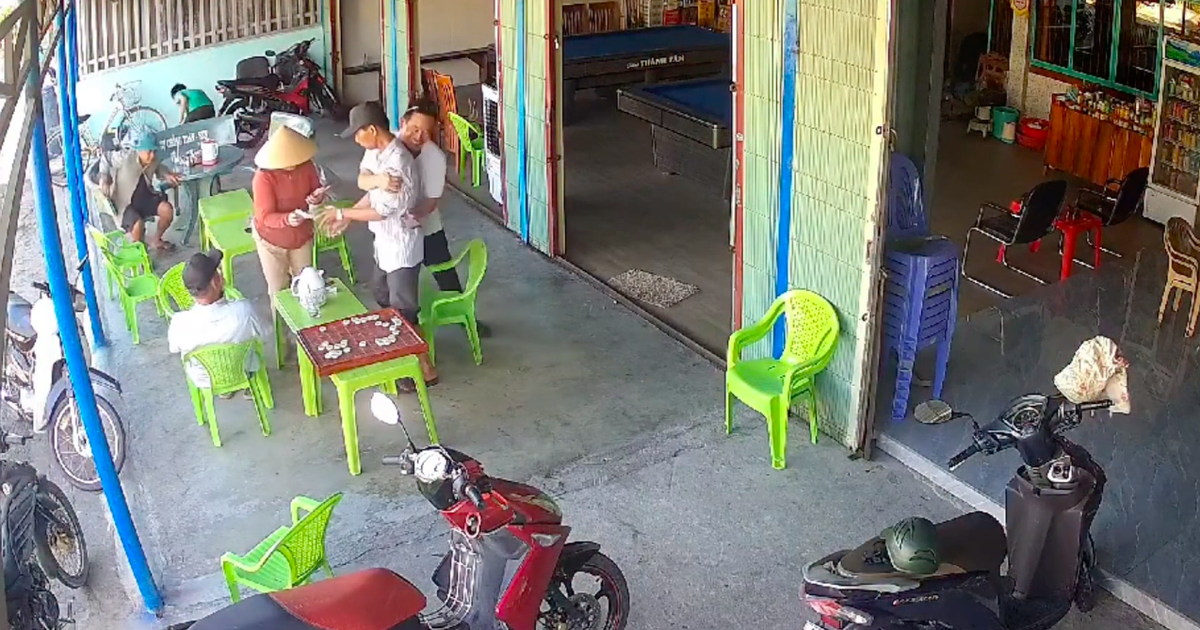 Clip người đàn ông trúng độc đắc 10 tỉ xổ số miền Nam: Vỡ òa khi dò vé