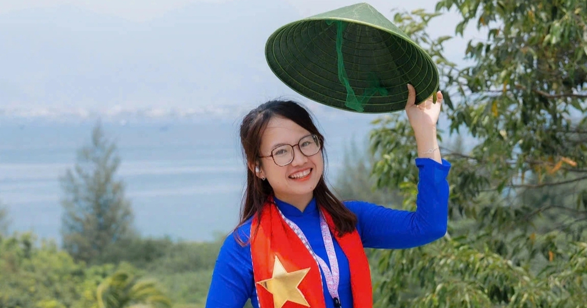 10 năm đứng cổng trường thi, cô gái này làm điều khiến sĩ tử không thể quên