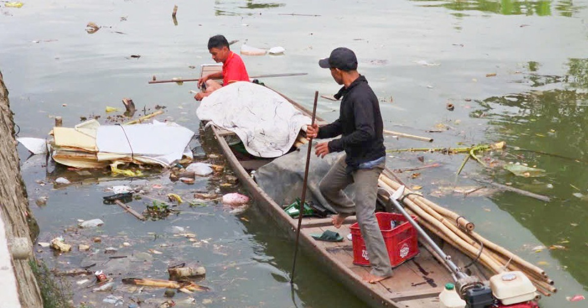 Đổ vỏ chai xuống sông ở Huế, bị lập biên bản và buộc trục vớt