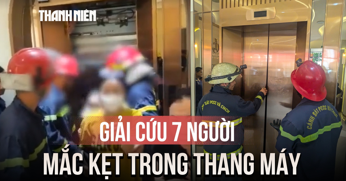 Khoảnh khắc giải cứu 7 người mắc kẹt trong thang máy ở TP.HCM