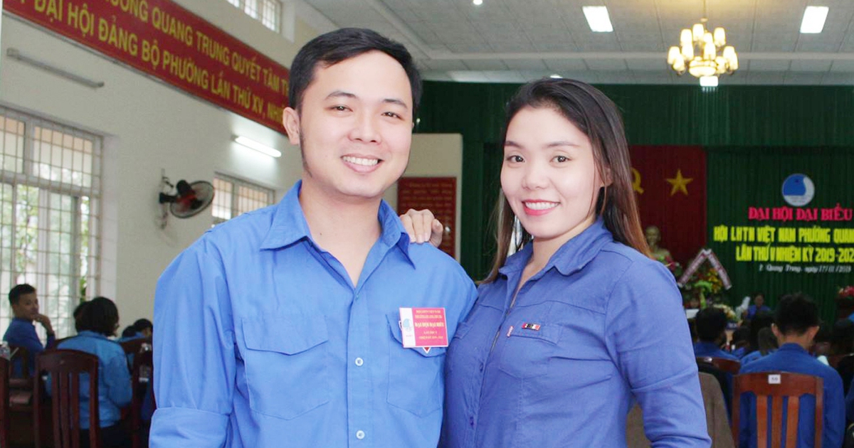 Chuyện tình đẹp bắt đầu từ những chai nước miễn phí trước cổng trường