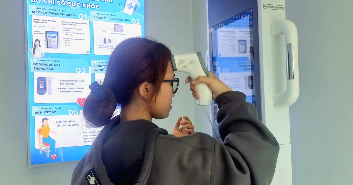 Nhiều người kiên nhẫn xếp hàng chờ đợi để trải nghiệm Trạm Công dân số