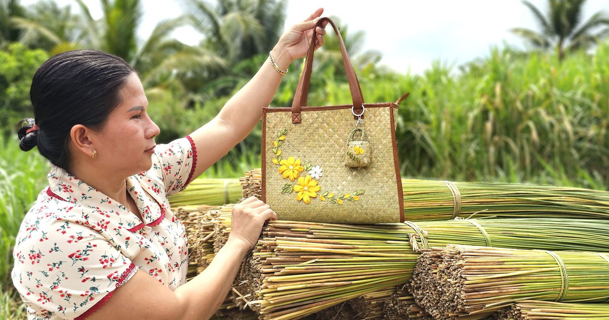 Người phụ nữ miền Tây biến sợi cỏ vùng đất phèn thành túi xách... hàng hiệu