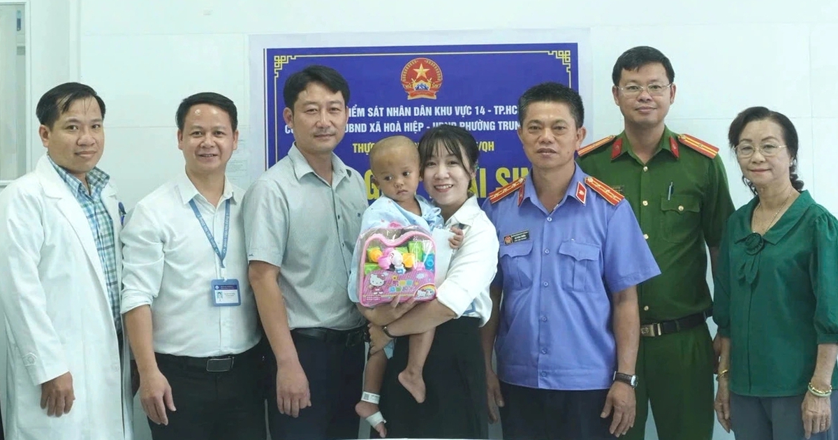 Trao giấy khai sinh cho bé trai 2 tuổi bị bạo hành dã man ở TP.HCM