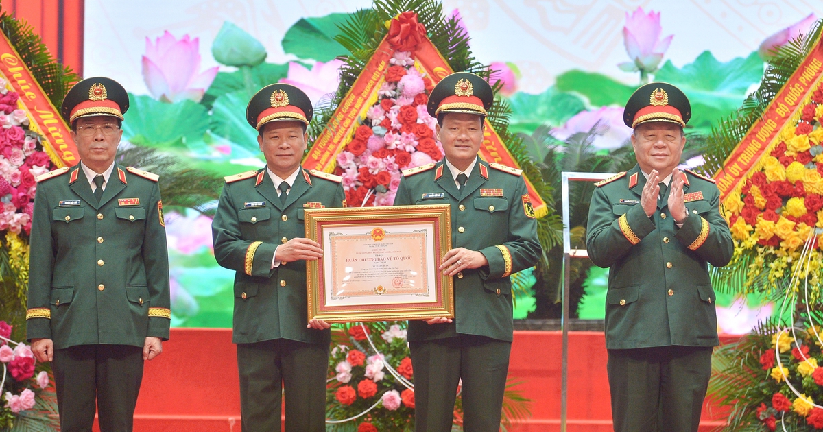 Đại tướng Nguyễn Trọng Nghĩa trao Huân chương Bảo vệ Tổ quốc hạng nhất tặng Cục Tuyên huấn