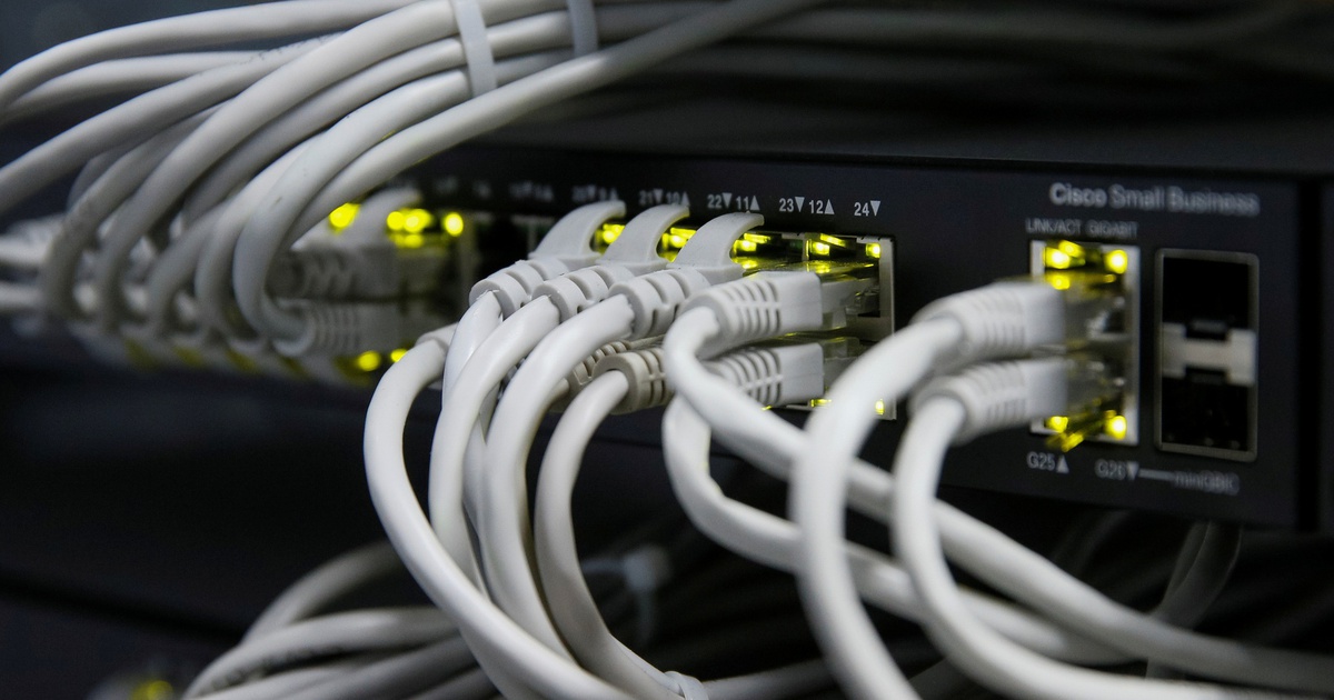 Có cần rút cáp Ethernet khỏi máy tính khi dùng Wi-Fi?