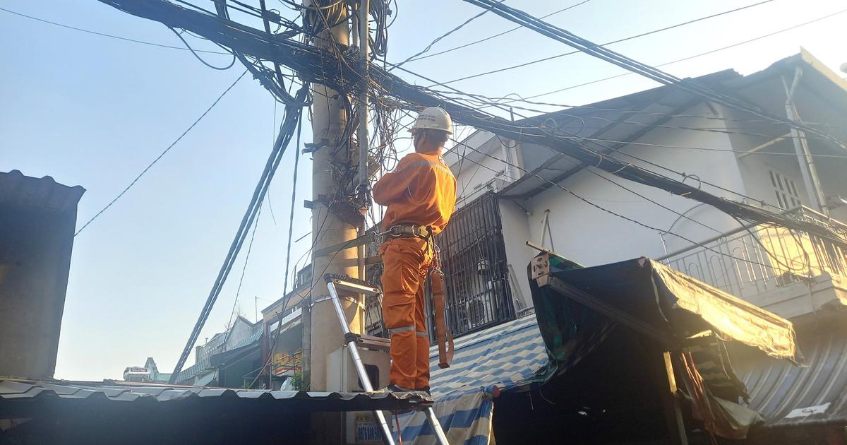 Ở đâu sự cố về điện, ở đó có anh công nhận điện lực ngay