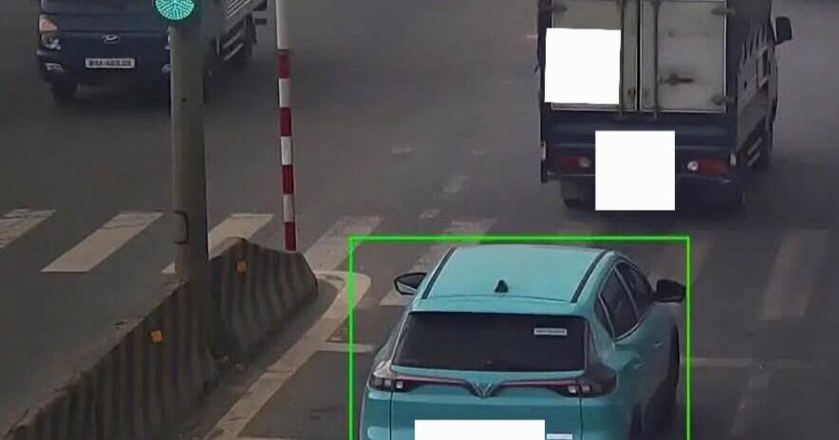 Xe chạy thẳng trên làn đường rẽ trái lúc đèn xanh, tài xế có bị phạt?